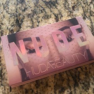 Huda beauty new nude pallete
